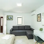 Vakantiehuis Two-Bedroom Holiday Home in Slano